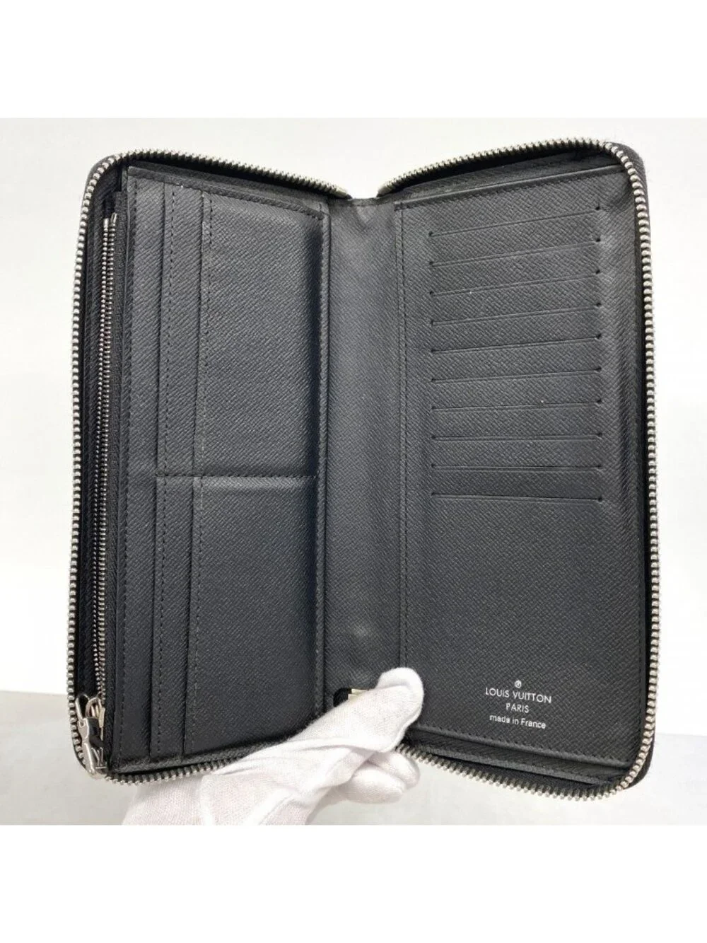 Louis Vuitton Wallet Taiga Zippy Vertical Noir